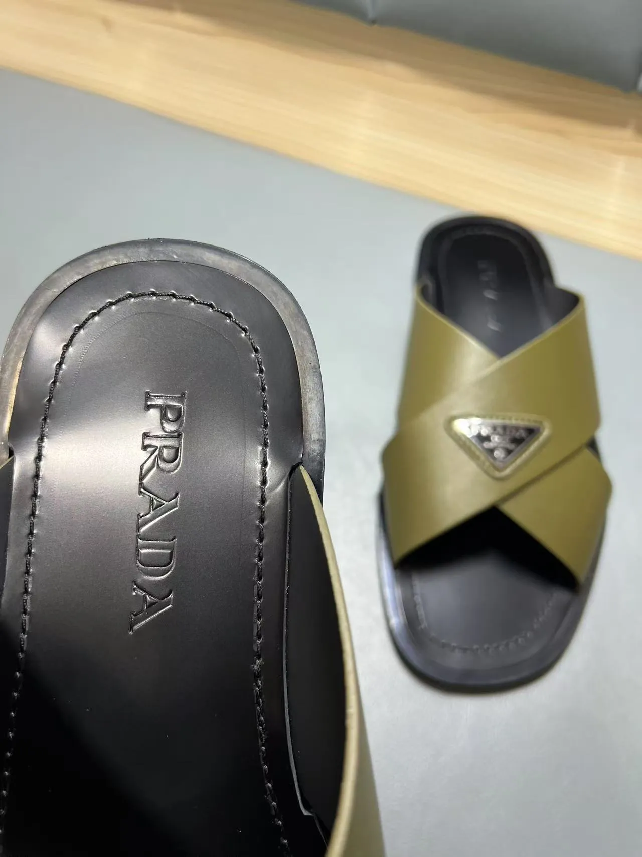 340💰PRADA Prada’s latest slippers are synchronized with the official website. This slipper is made of the brand’s unique and iconic Saffiano leather. The brand logo jumps out from the double straps, and the brand style is clearly visible. Cowhide gives men elegant charm and functional design, making it an ideal choice for vacation and leisure. Size:38-45